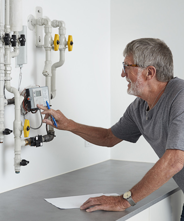 Ældre kunde ved fjernvarmeunit