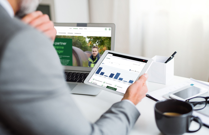 Mand kigger på forbrugsdata på sin tablet