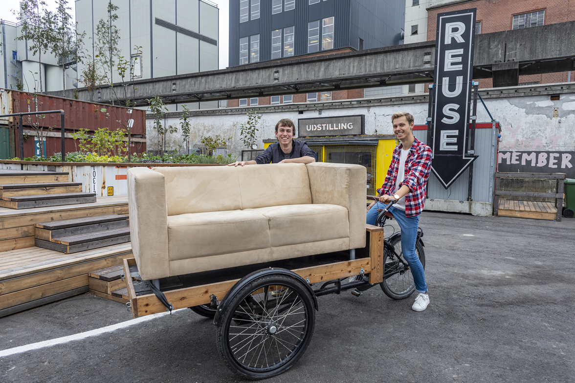 Unge fyrer kører på ladcykel med sofa fra REUSE