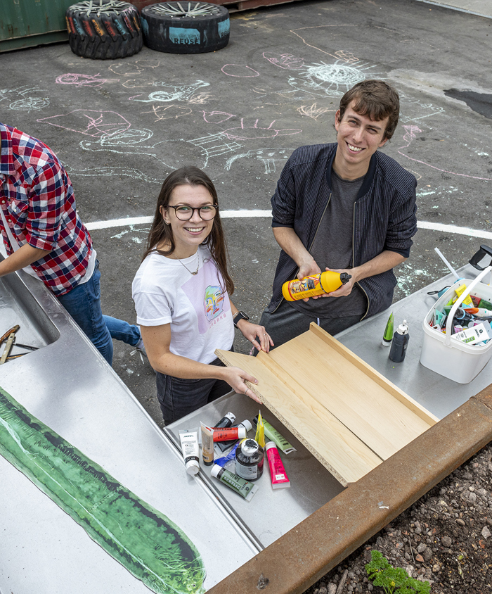 Unge laver kreative upcycling projekter på REUSE