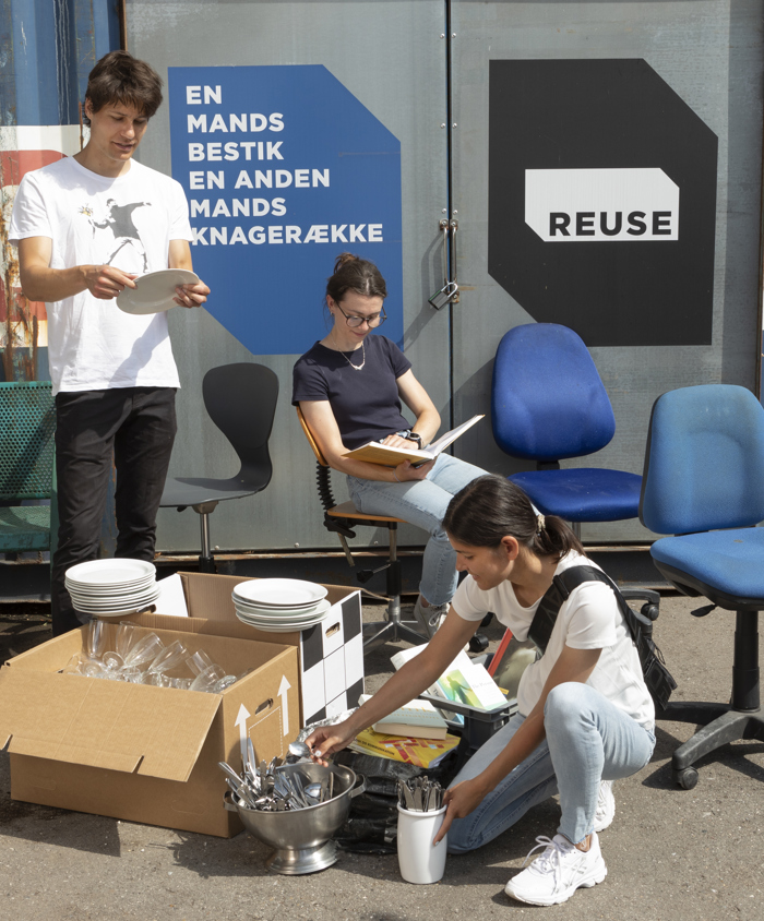 Tre unge leder efter ting og møbler på REUSE op til studiestart