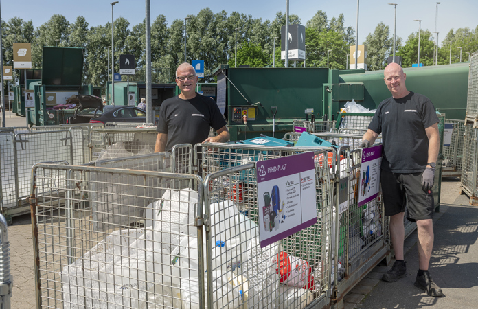 Medarbejdere på genbrugsstationen står ved plast sorteringen