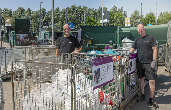 Medarbejdere på genbrugsstationen står ved plast sorteringen