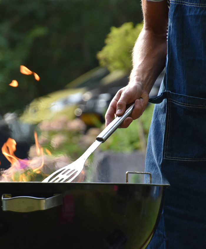Mand, der griller