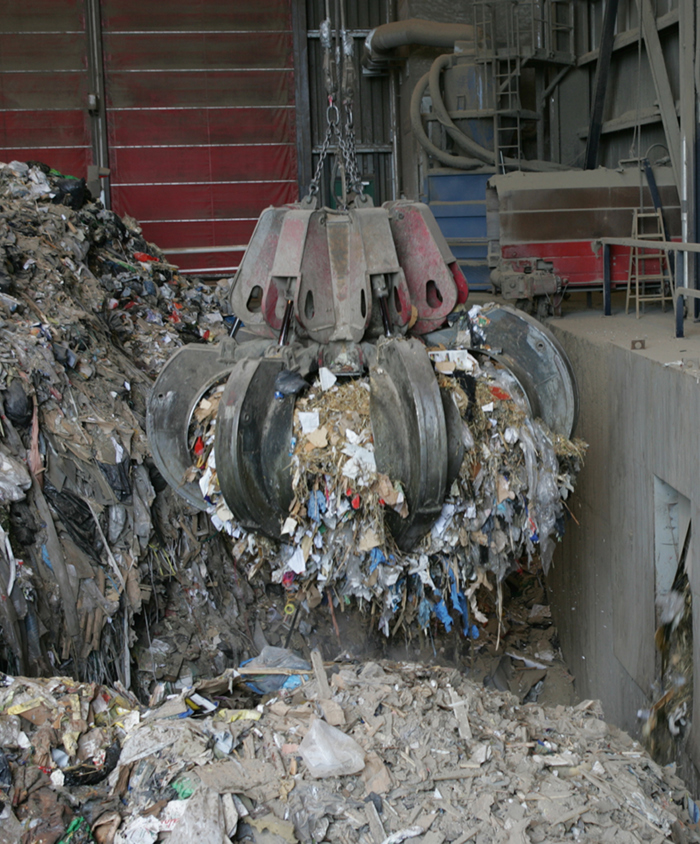 Grab på AffaldsCenteret løfter affald