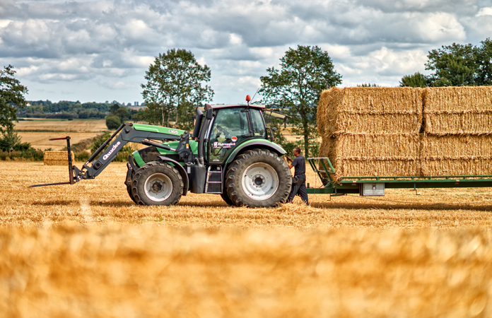 Traktor transporterer halm