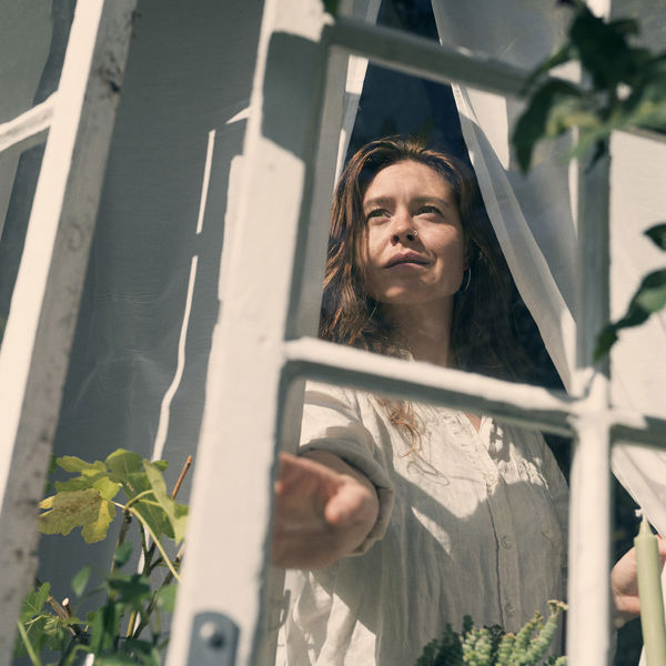 FF_ophør02.28_kvinde vindue.jpg