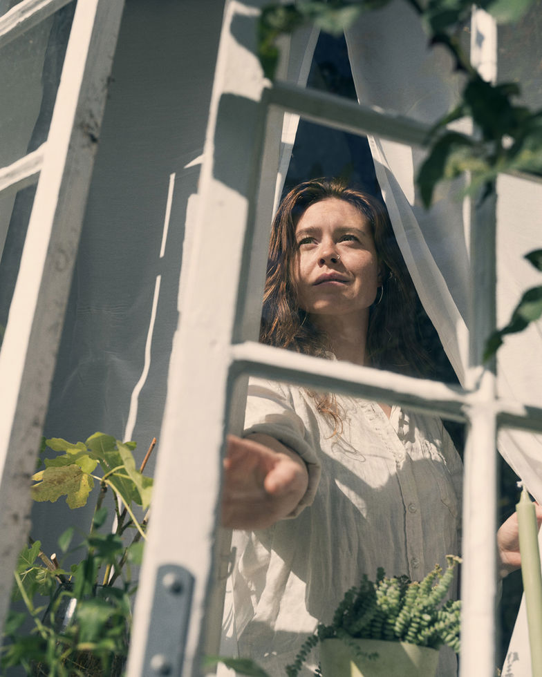 FF_ophør02.28_kvinde vindue.jpg