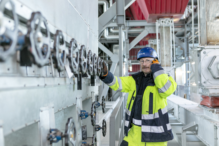 Elektriker i ovnhallen på AffaldsCenteret i Lisbjerg