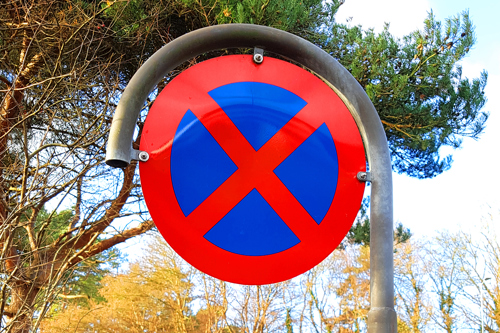 Skilt, der viser parkering og standsning forbudt