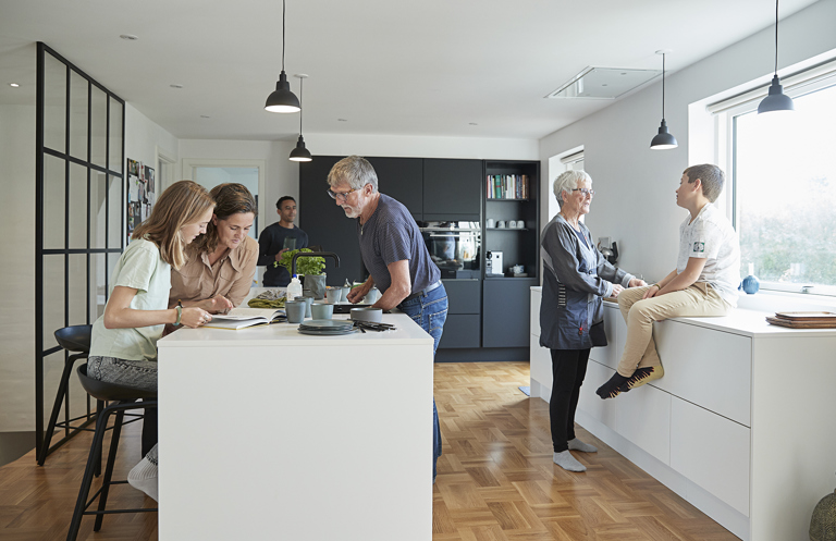 Familie er samlet i køkkenet