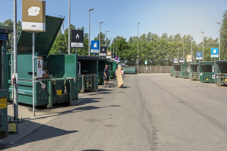 Genbrugsstation med sorteringscontainere