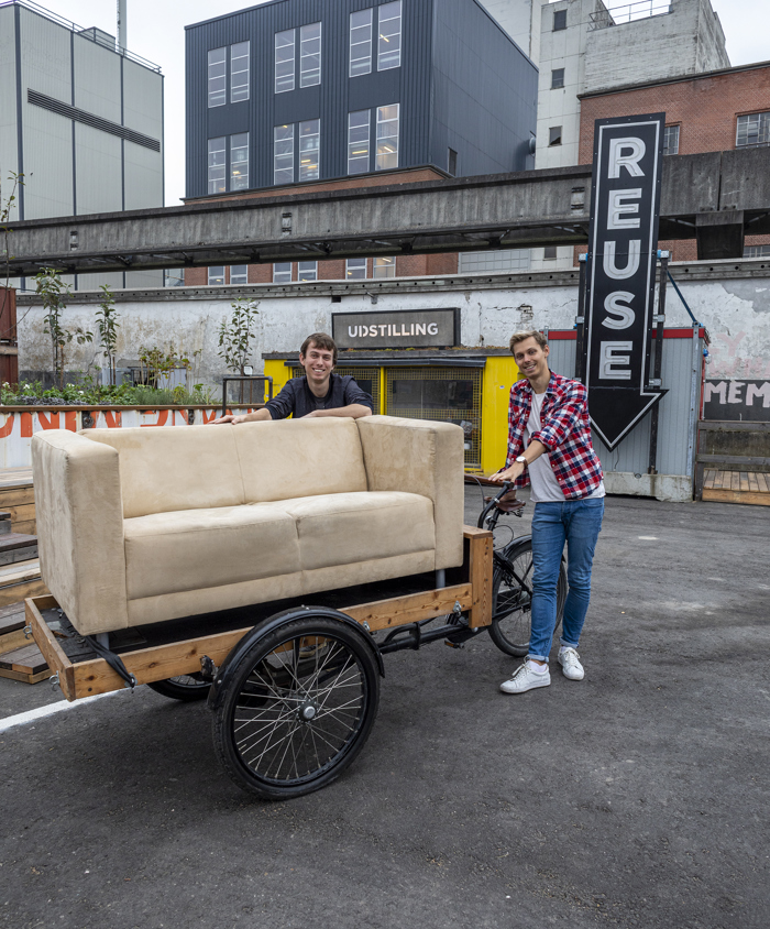 Sofa på vej til nyt hjem på REUSE