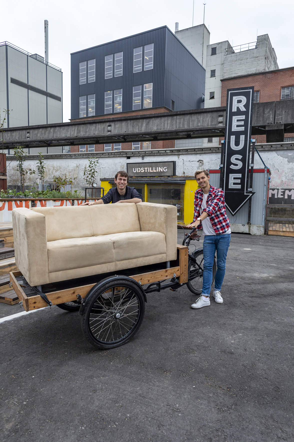 Sofa på vej til nyt hjem på REUSE