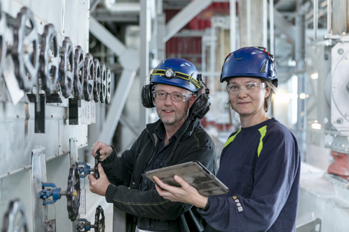 Elektrikere i ovnhallen på AffaldsCenteret i Lisbjerg