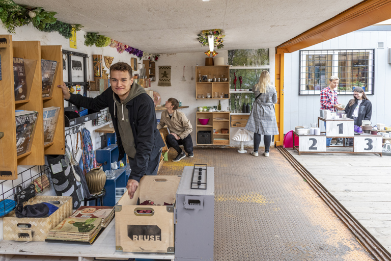 Unge på jagt efter møbler og ting hos REUSE