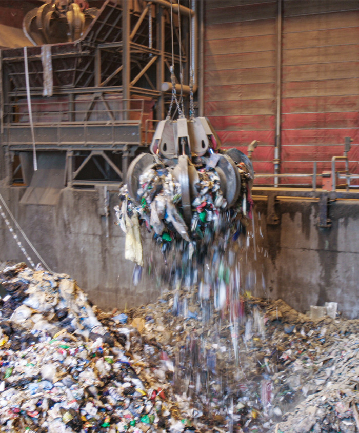 Affaldsgrab flytter affald på AffaldsCenteret