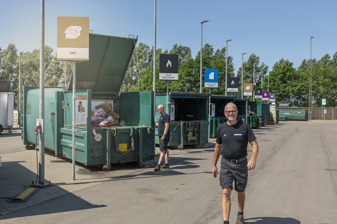 Genbrugsstation med sorteringscontainere og pladsmedarbejdere