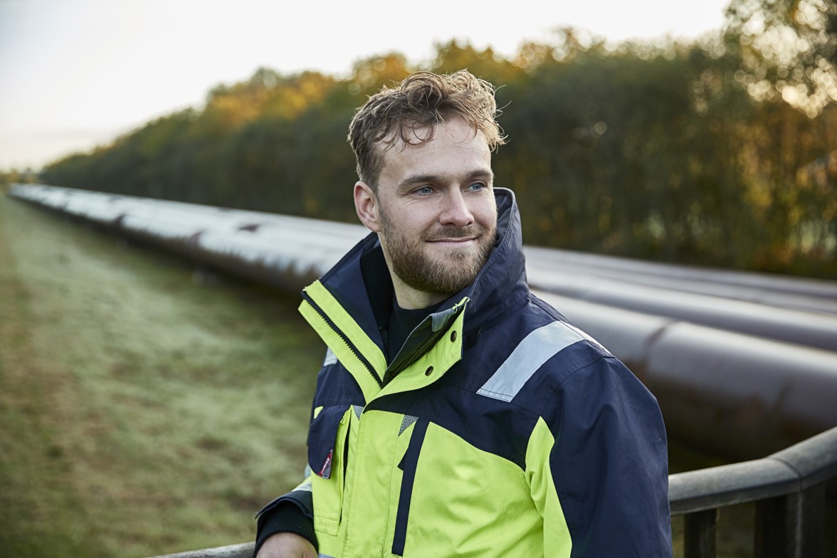 Medarbejder ved fjernvarmerør