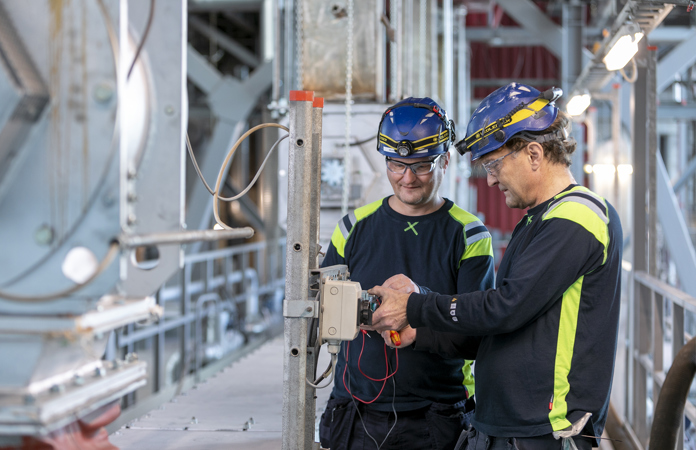 Elektrikere i ovnhallen på AffaldsCenteret i Lisbjerg