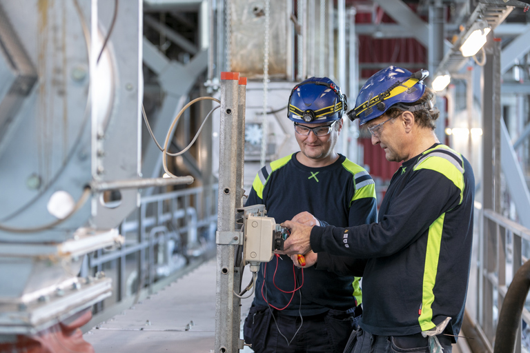 Elektrikere i ovnhallen på AffaldsCenteret i Lisbjerg